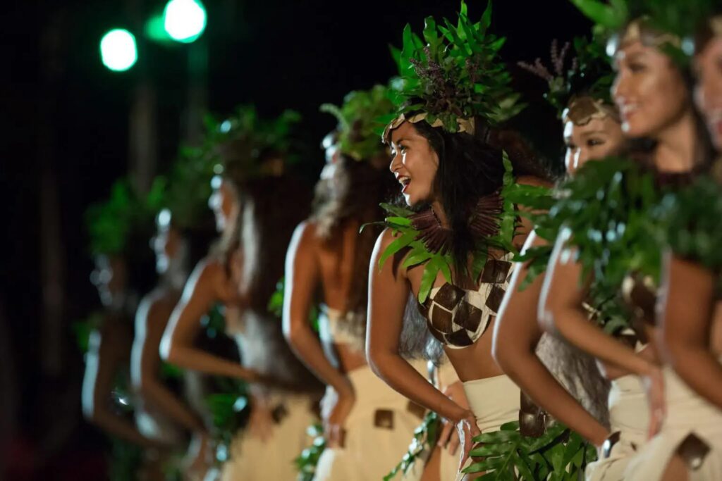 Danseuses en tenue traditionnelle lors d’un spectacle exotique de nuit