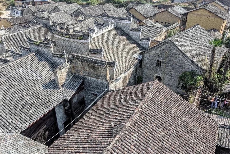 http://Vue%20aérienne%20de%20toits%20en%20tuiles%20d’un%20village%20traditionnel%20chinois