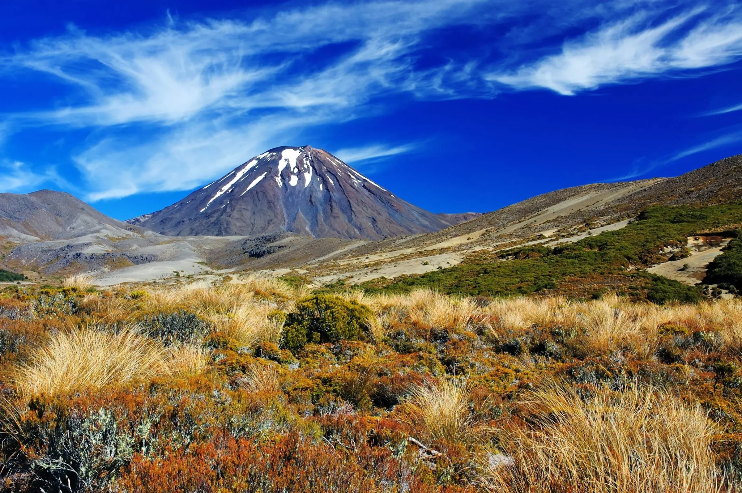 http://Volcan%20Ngauruhoe%20entouré%20de%20paysages%20volcaniques%20et%20herbes%20sèches