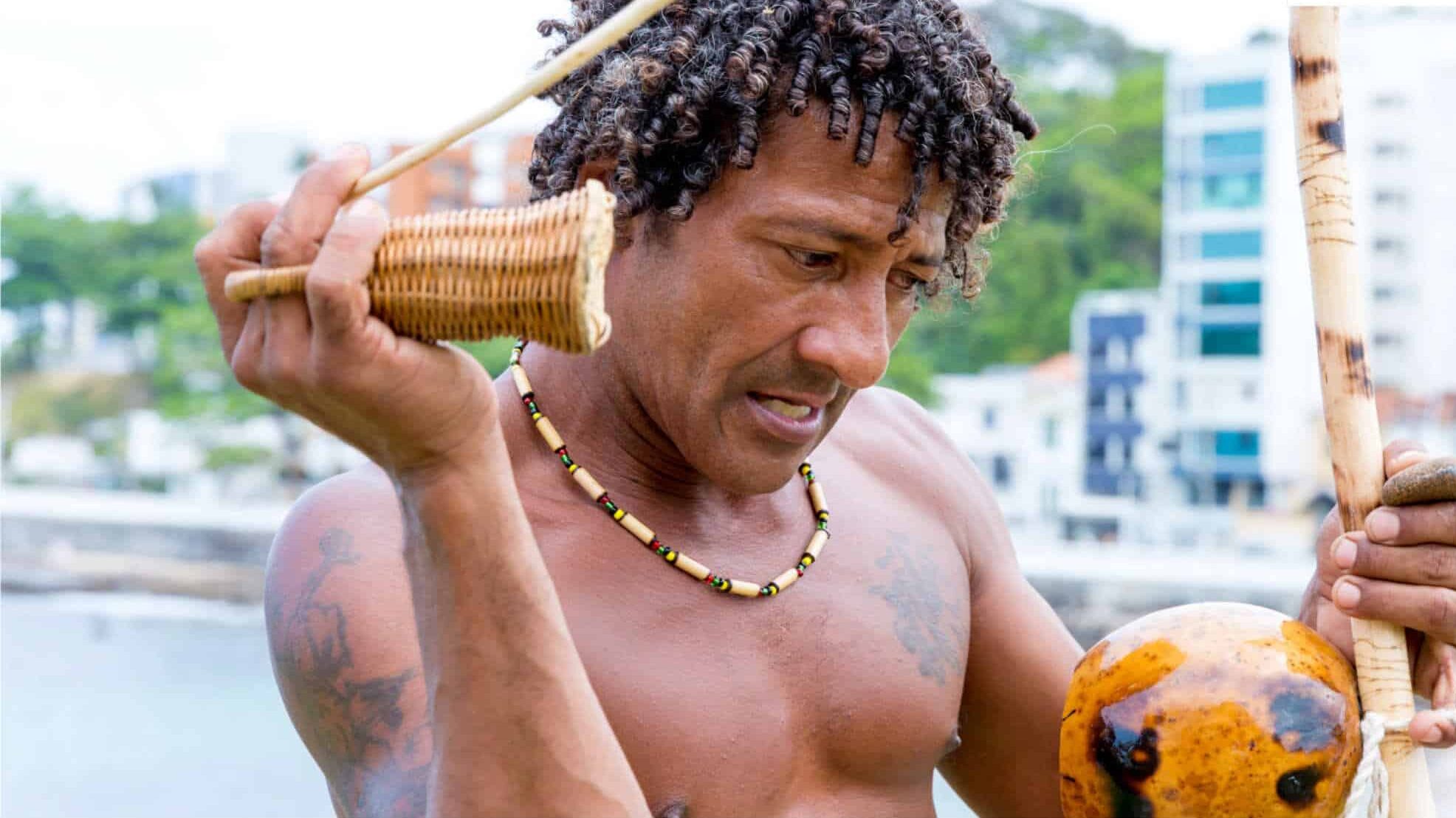 http://Homme%20jouant%20du%20berimbau,%20instrument%20traditionnel%20brésilien,%20en%20extérieur
