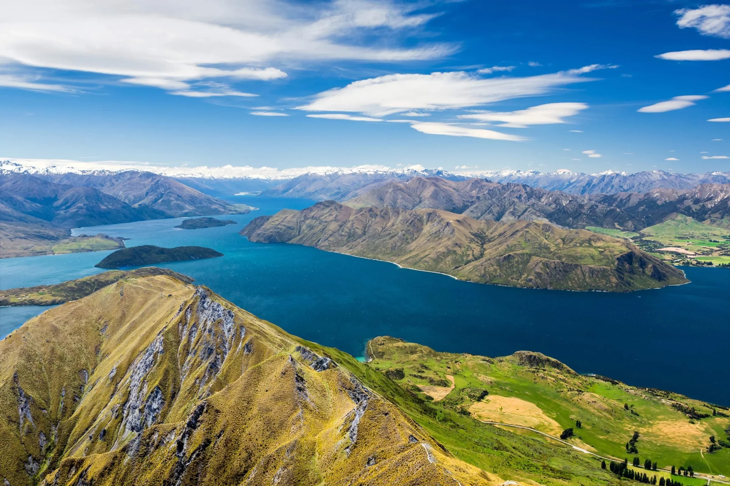http://Panorama%20du%20lac%20Wanaka%20avec%20montagnes%20et%20eau%20turquoise
