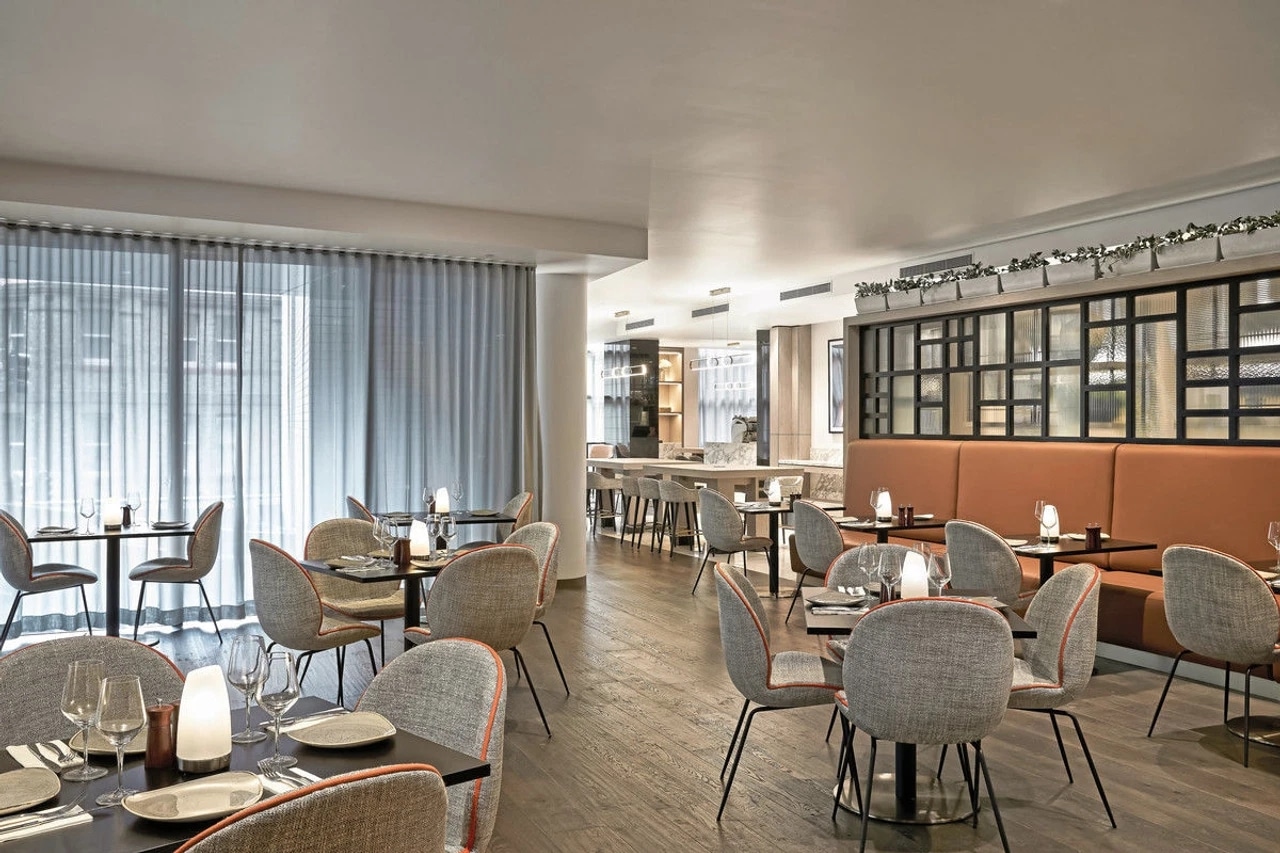 http://Salle%20de%20restaurant%20d’hôtel%20moderne%20avec%20tables%20dressées%20et%20décoration%20élégante