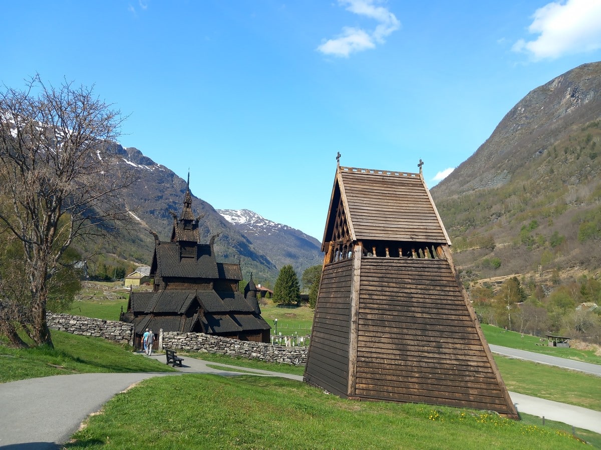 http://Fjord%20norvégien%20avec%20une%20haute%20cascade%20tombant%20entre%20deux%20falaises%20verdoyantes