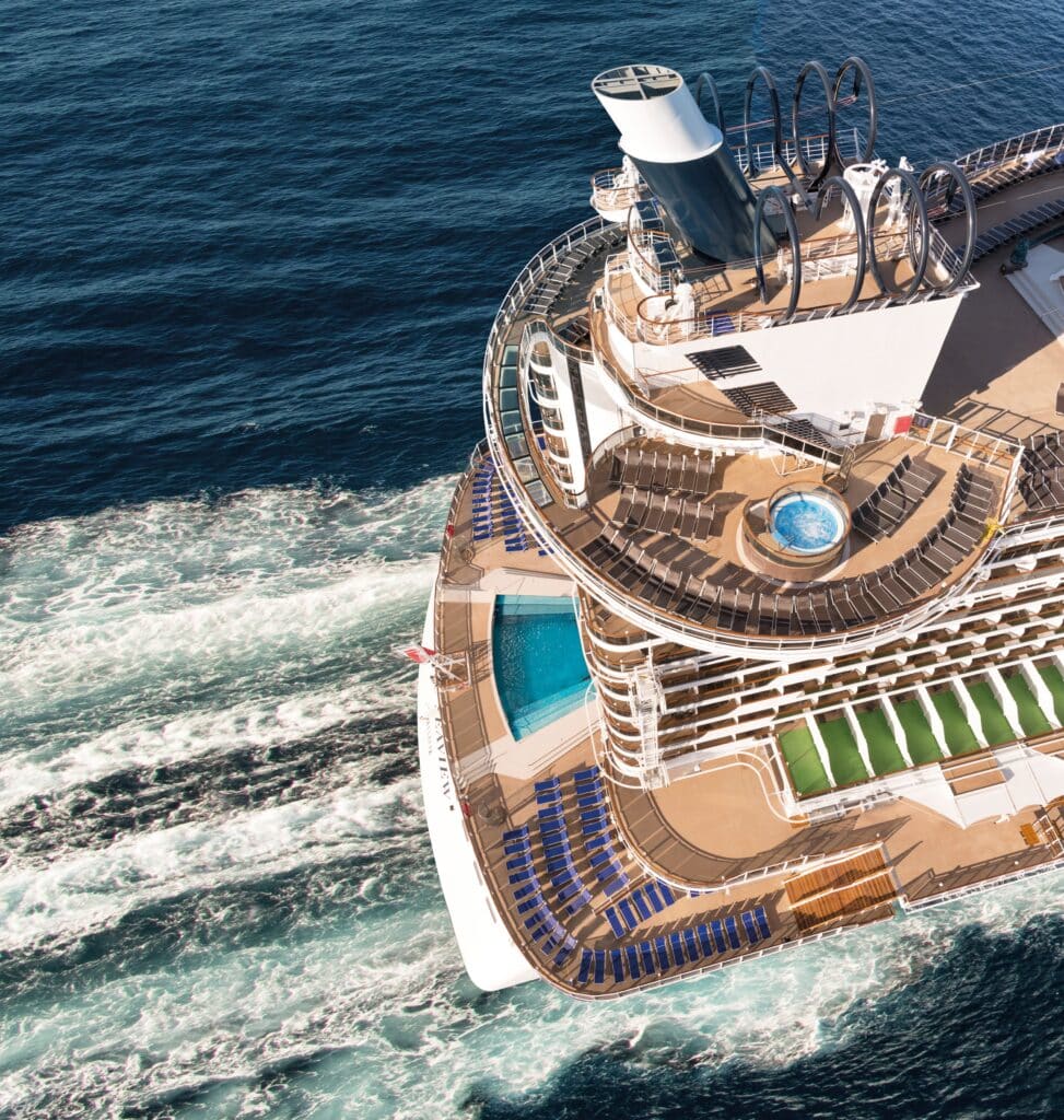 Vue du dessus d’un navire de croisière avec piscine et transats en mer
