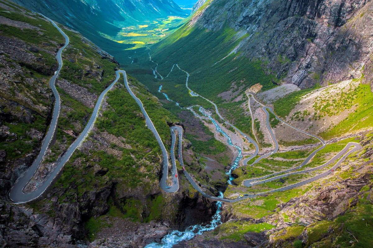 http://Vue%20panoramique%20d’un%20fjord%20entouré%20de%20montagnes%20au%20coucher%20du%20soleil%20en%20Norvège
