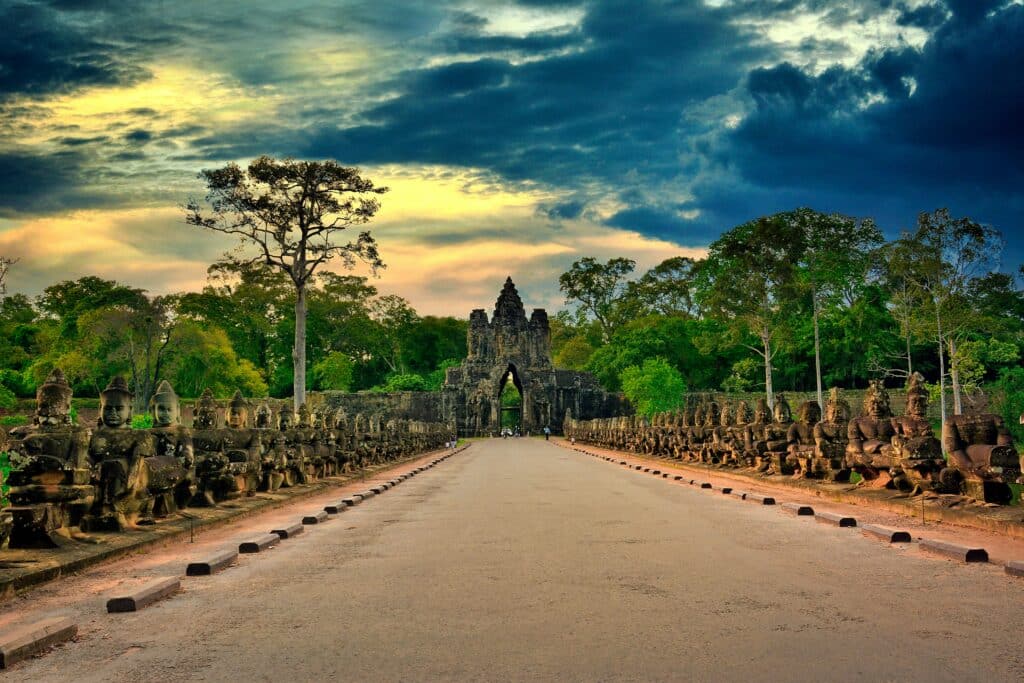 Allée bordée de statues de divinités menant à la Porte Sud d'Angkor Thom, au cœur du site archéologique d'Angkor au Cambodge.