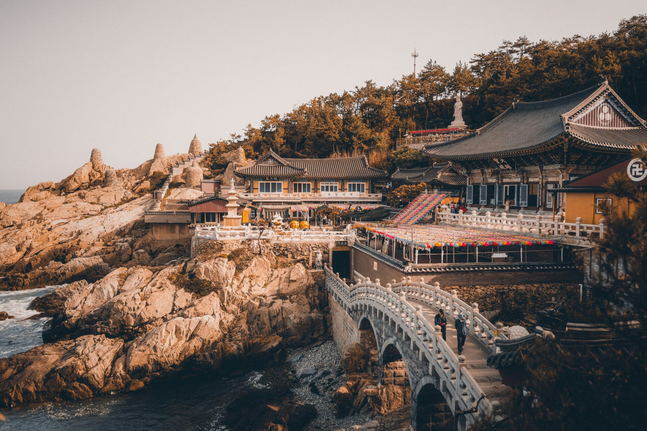 http://Temple%20Haedong%20Yonggungsa%20construit%20sur%20les%20falaises%20du%20littoral%20de%20Busan,%20face%20à%20la%20mer%20du%20Japon.
