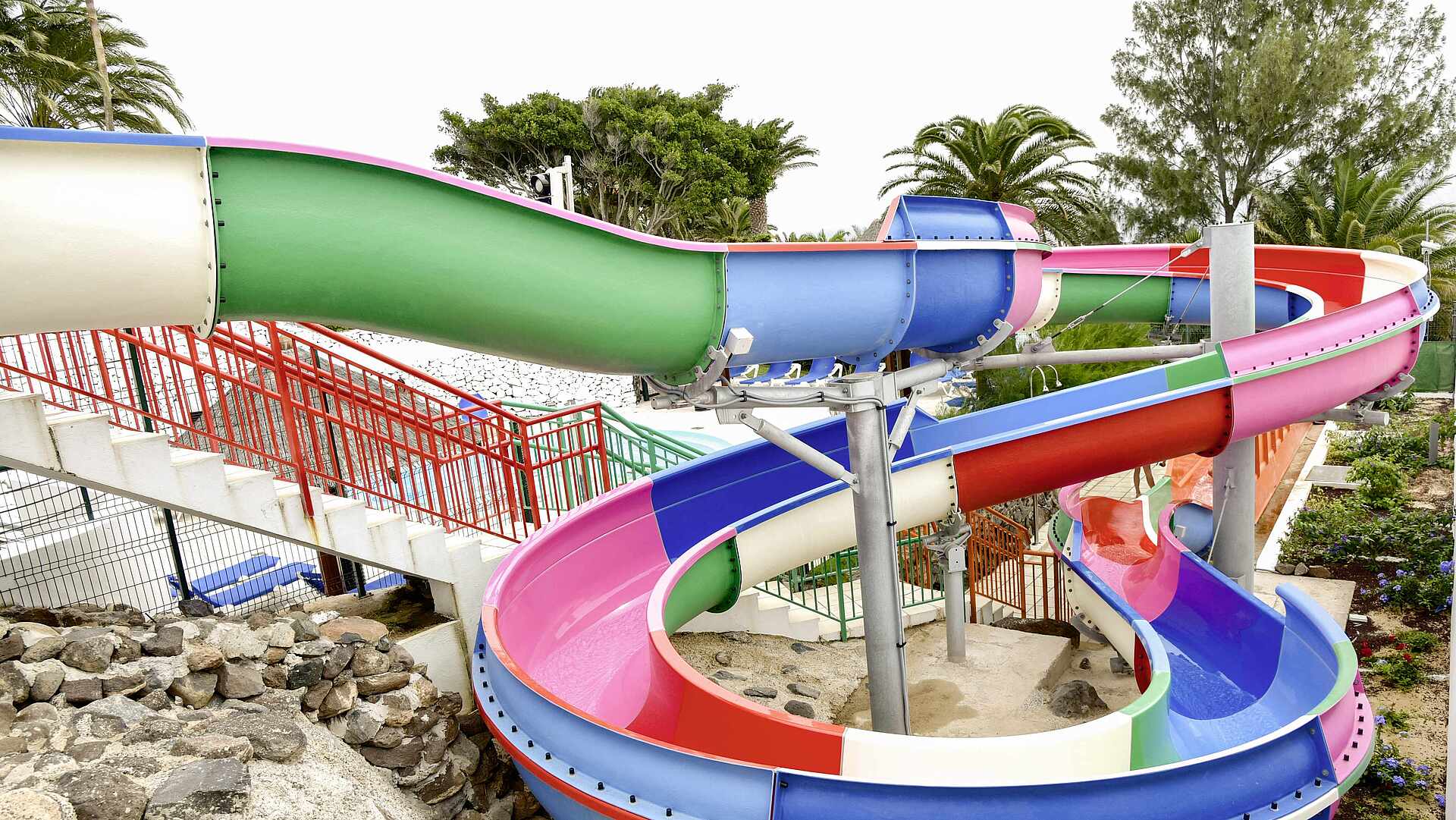 http://Toboggans%20aquatiques%20colorés%20dans%20un%20parc%20aquatique