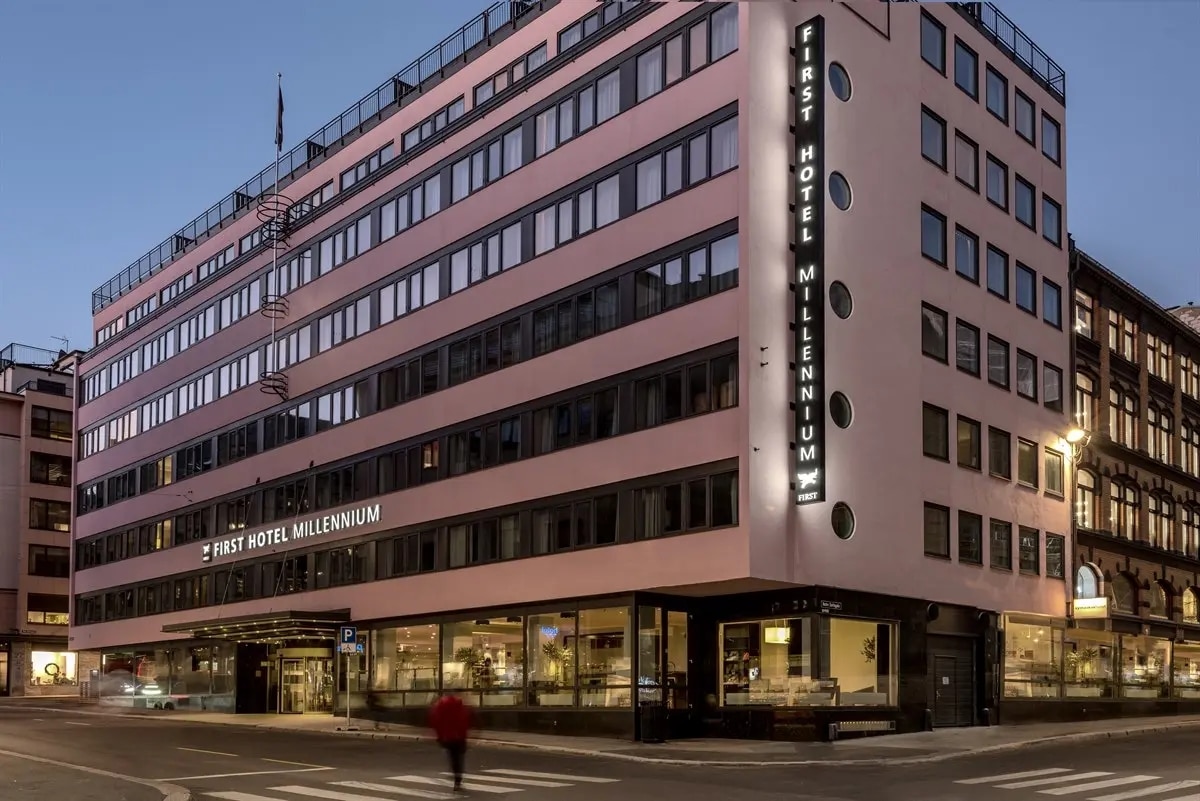http://Façade%20du%20First%20Hotel%20Millennium%20à%20Stockholm%20éclairée%20en%20soirée