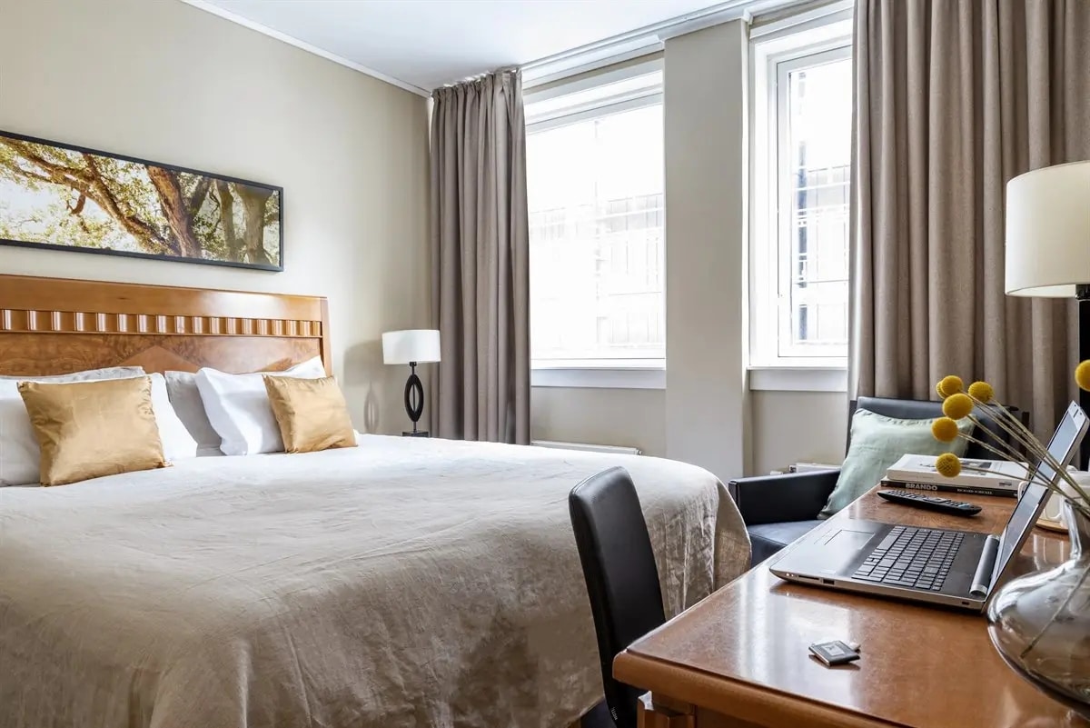 http://Chambre%20d’hôtel%20lumineuse%20à%20Stockholm%20avec%20lit%20double,%20bureau%20et%20grandes%20fenêtres