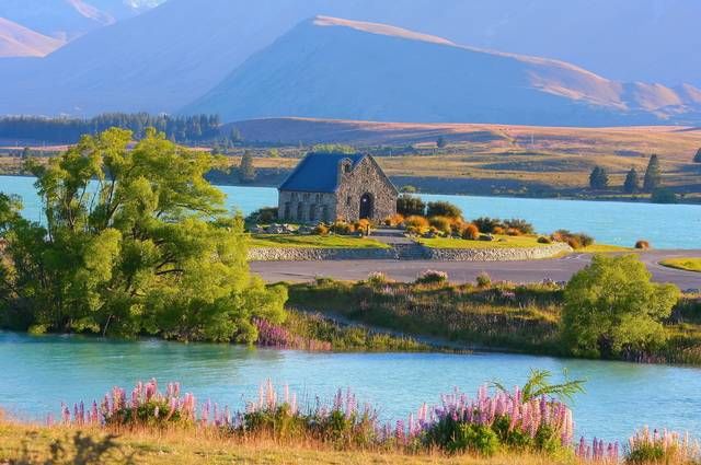 http://Petite%20église%20en%20pierre%20au%20bord%20du%20lac%20Tekapo%20avec%20montagnes%20en%20arrière-plan