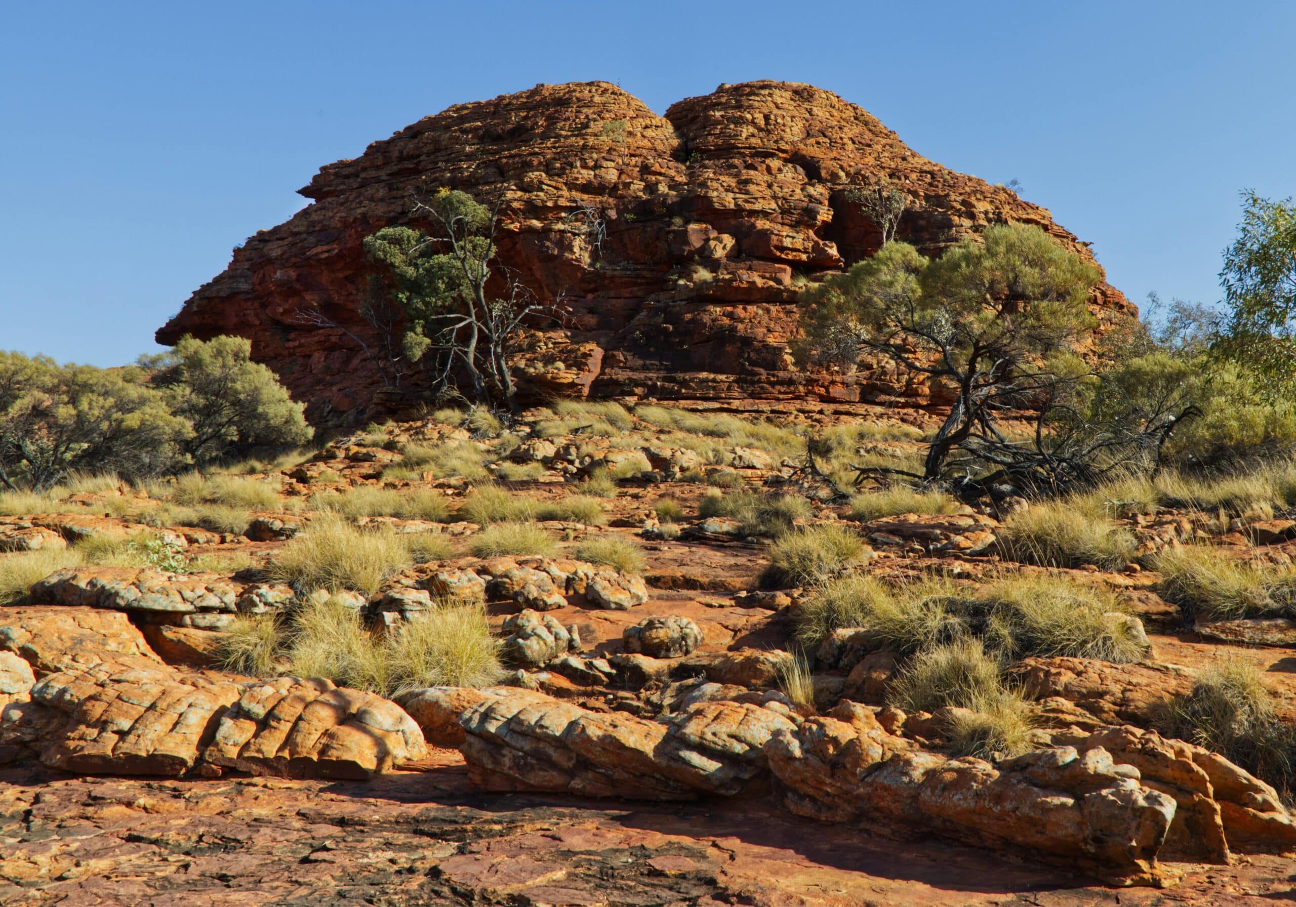 http://Grande%20formation%20rocheuse%20rouge%20dans%20un%20paysage%20désertique%20de%20l’outback%20australien