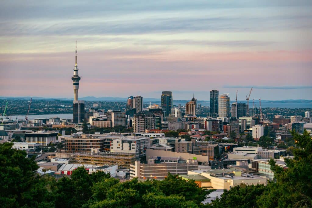 Vue sur le centre-ville d’Auckland avec la Sky Tower et les gratte-ciel au crépuscule