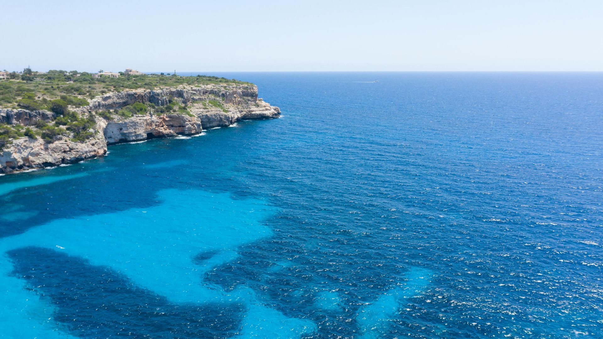 http://Falaises%20rocheuses%20surplombant%20une%20mer%20turquoise%20aux%20eaux%20cristallines