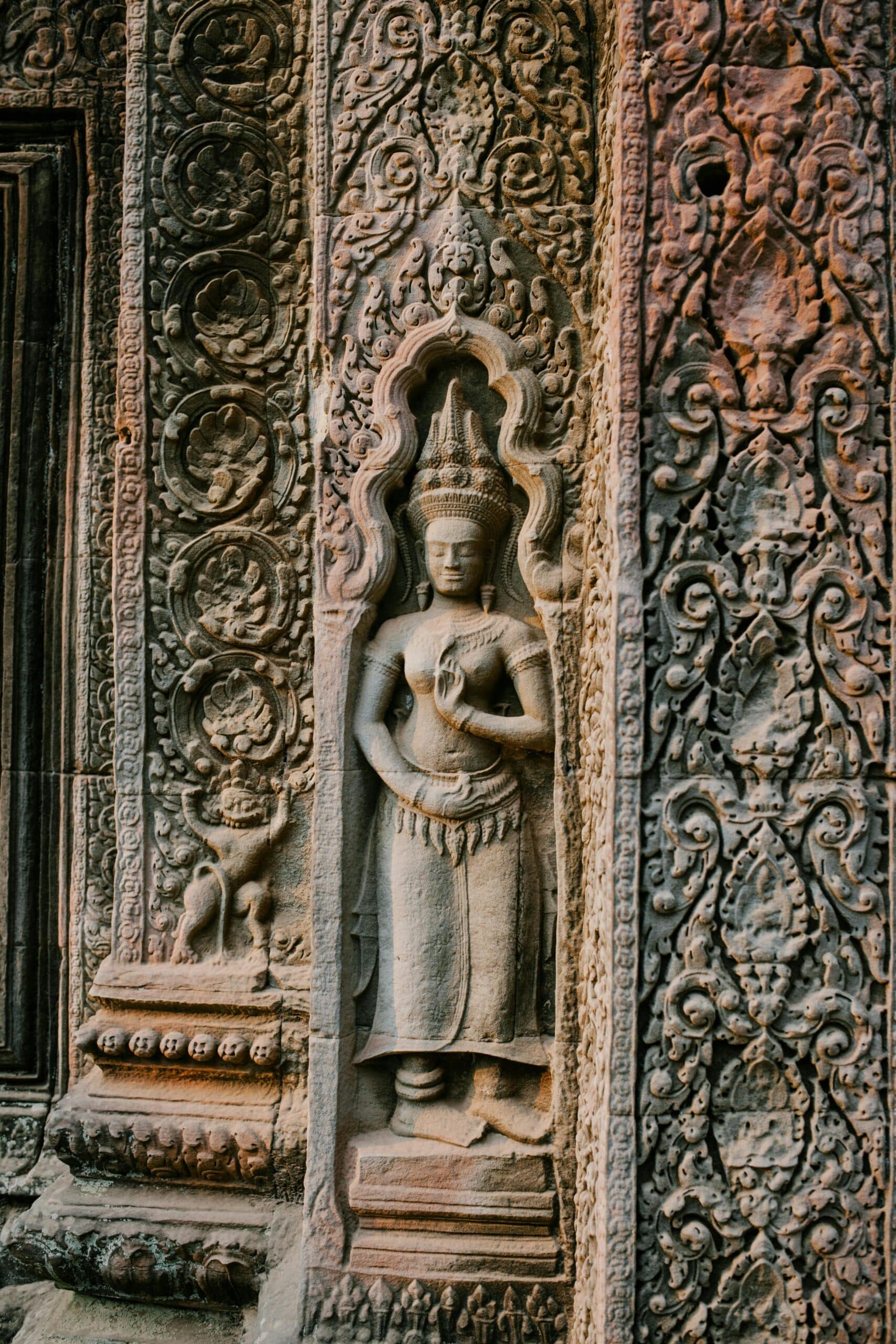 http://Sculpture%20en%20pierre%20représentant%20une%20figure%20féminine%20dans%20un%20temple%20d’Angkor