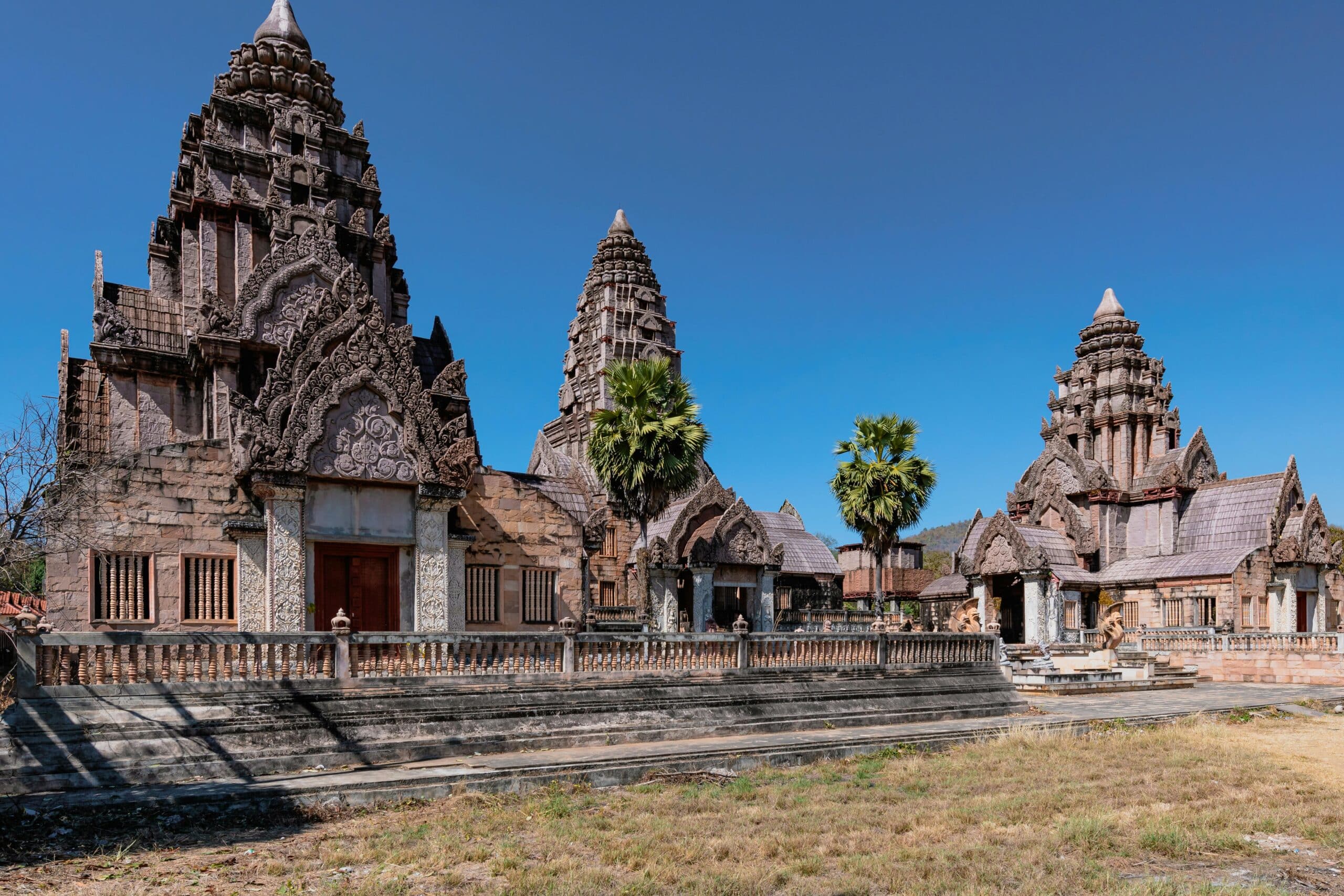 http://Temple%20khmer%20en%20pierre%20sculptée%20avec%20tours%20ornées%20sous%20ciel%20bleu%20au%20Cambodge