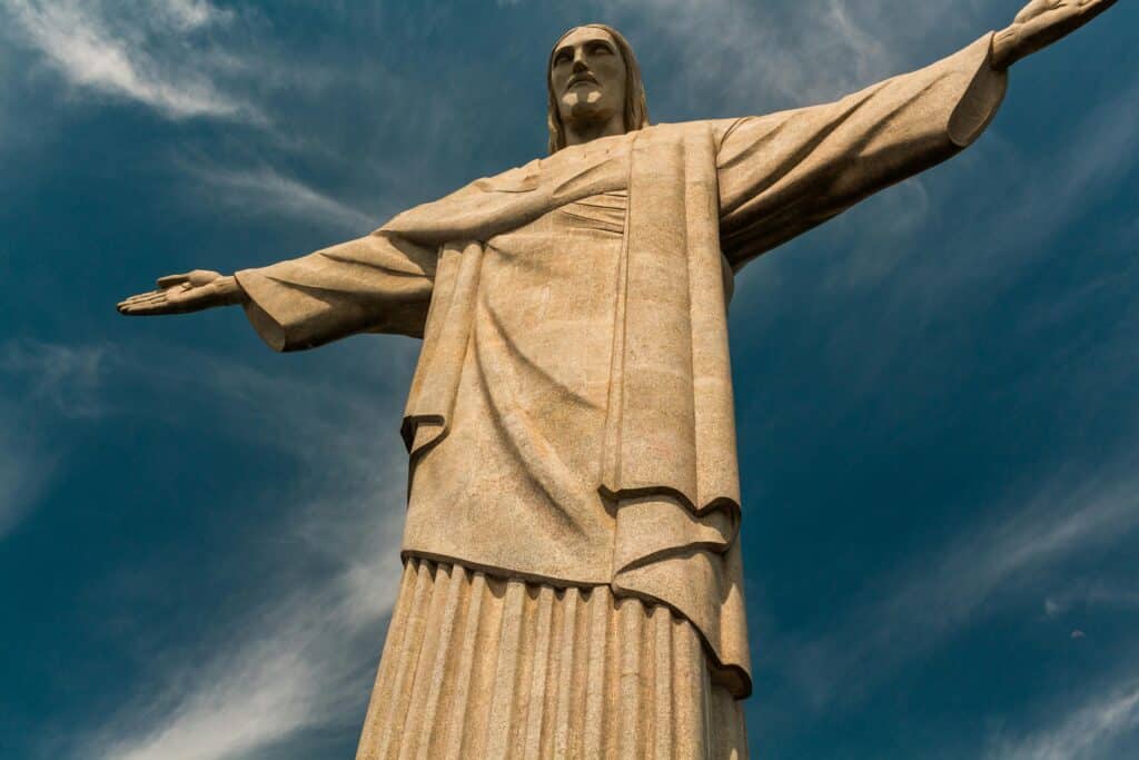 Statue du Christ Rédempteur dominant Rio de Janeiro sous un ciel bleu