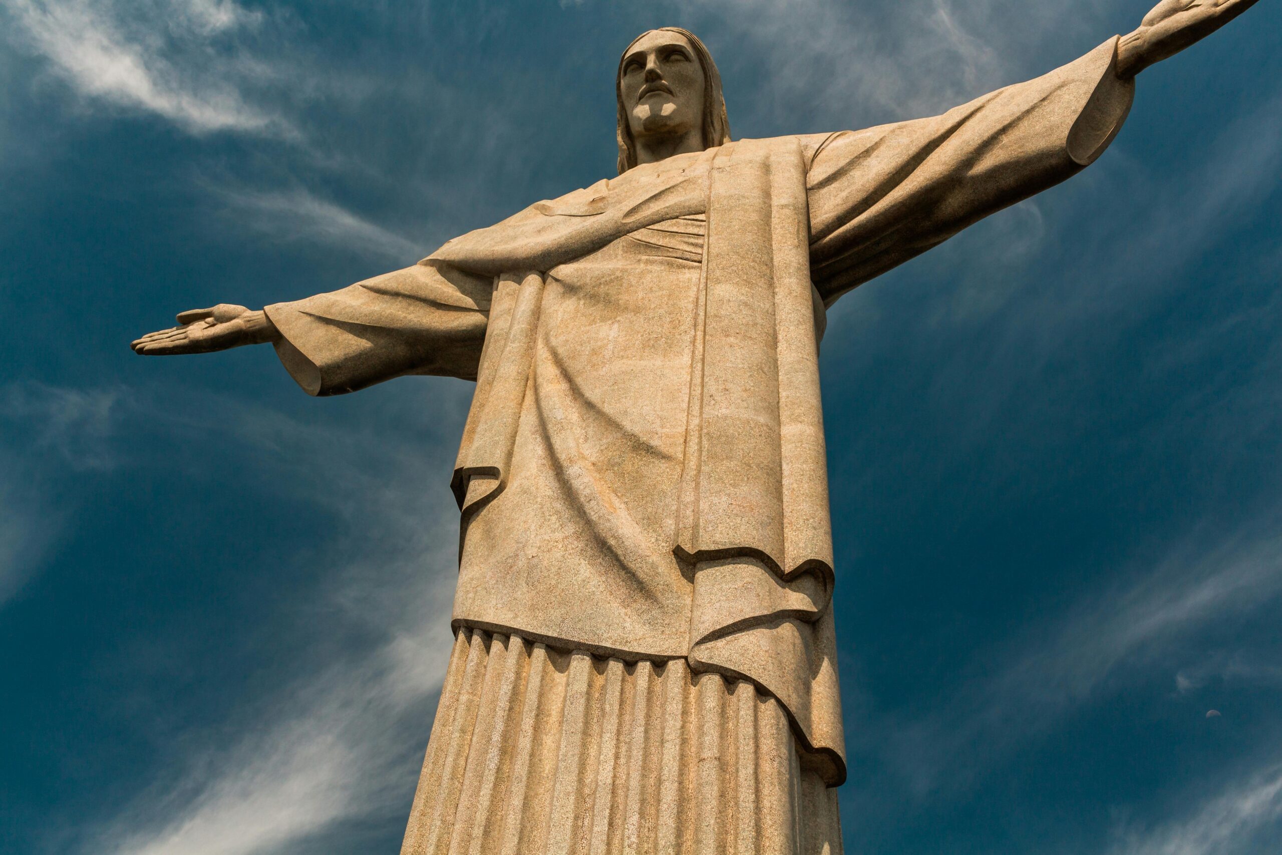 http://Statue%20du%20Christ%20Rédempteur%20dominant%20Rio%20de%20Janeiro%20sous%20un%20ciel%20bleu