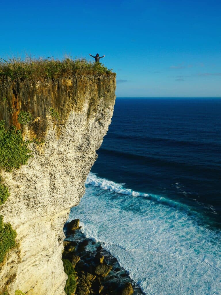 Une vue impressionnante sur l’océan depuis les hauteurs.