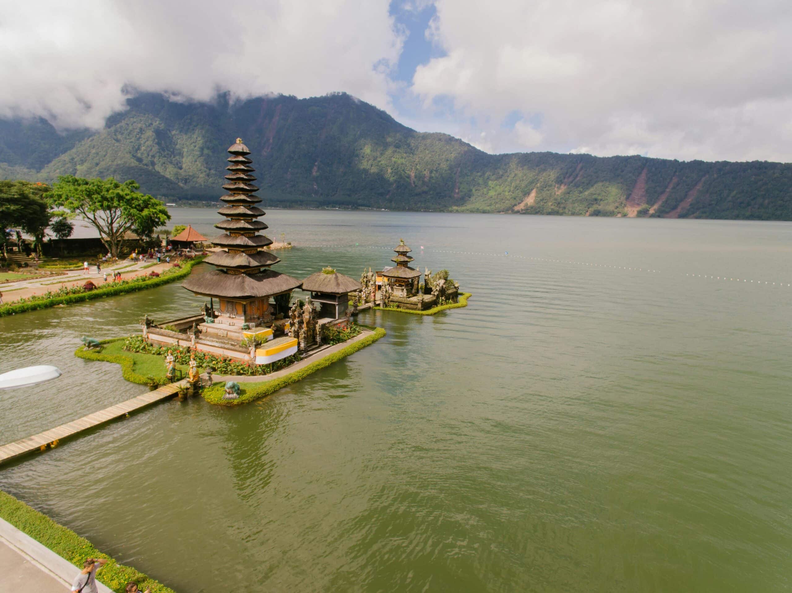 http://Un%20temple%20iconique%20au%20cœur%20des%20paysages%20volcaniques%20de%20Bali.