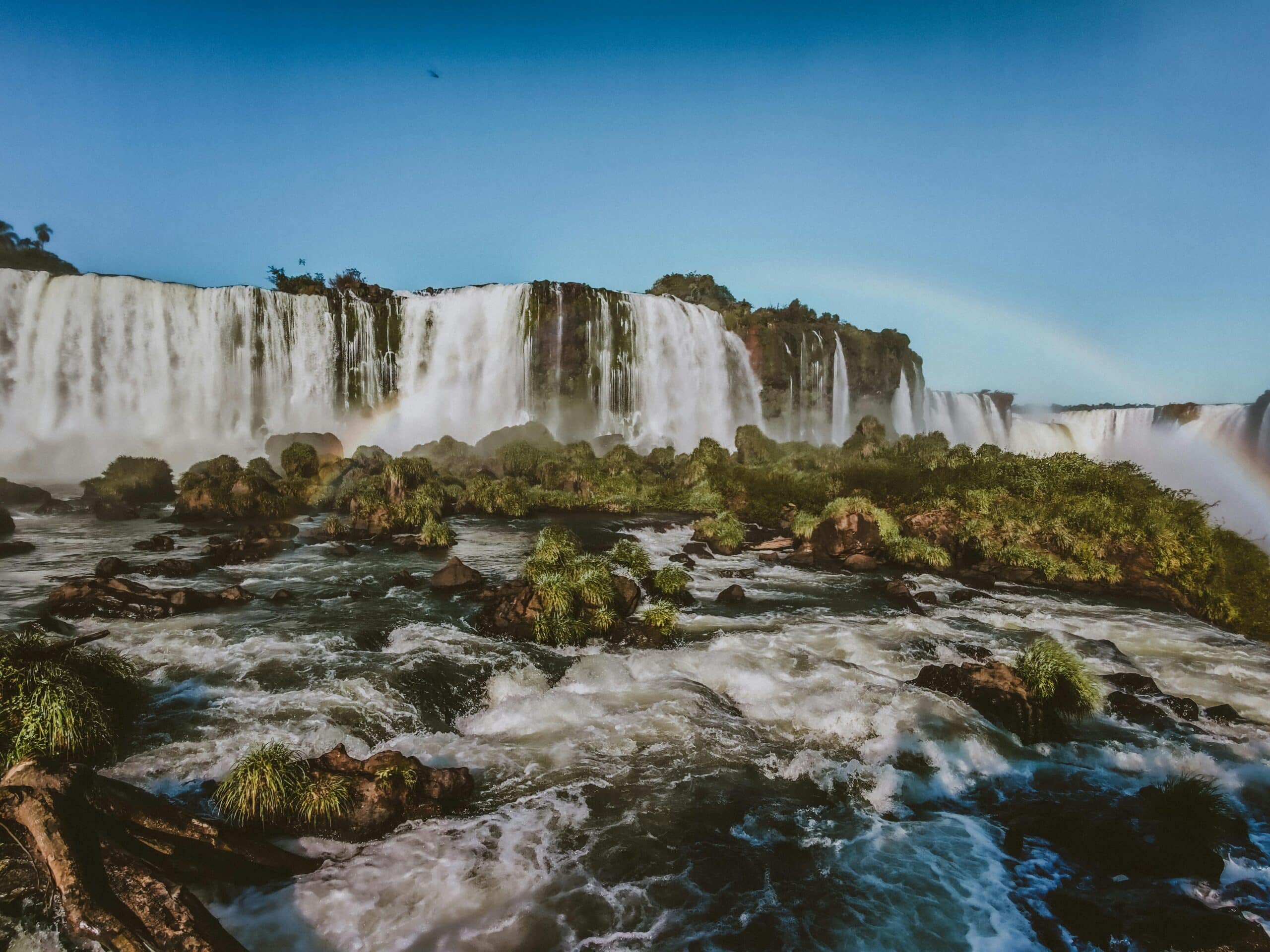 http://Vue%20panoramique%20des%20chutes%20d’Iguaçu%20avec%20cascades%20puissantes%20et%20végétation%20tropicale