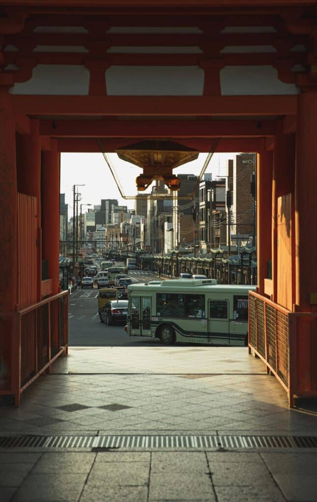 Vue depuis un temple japonais avec structure rouge et rue animée en contrebas