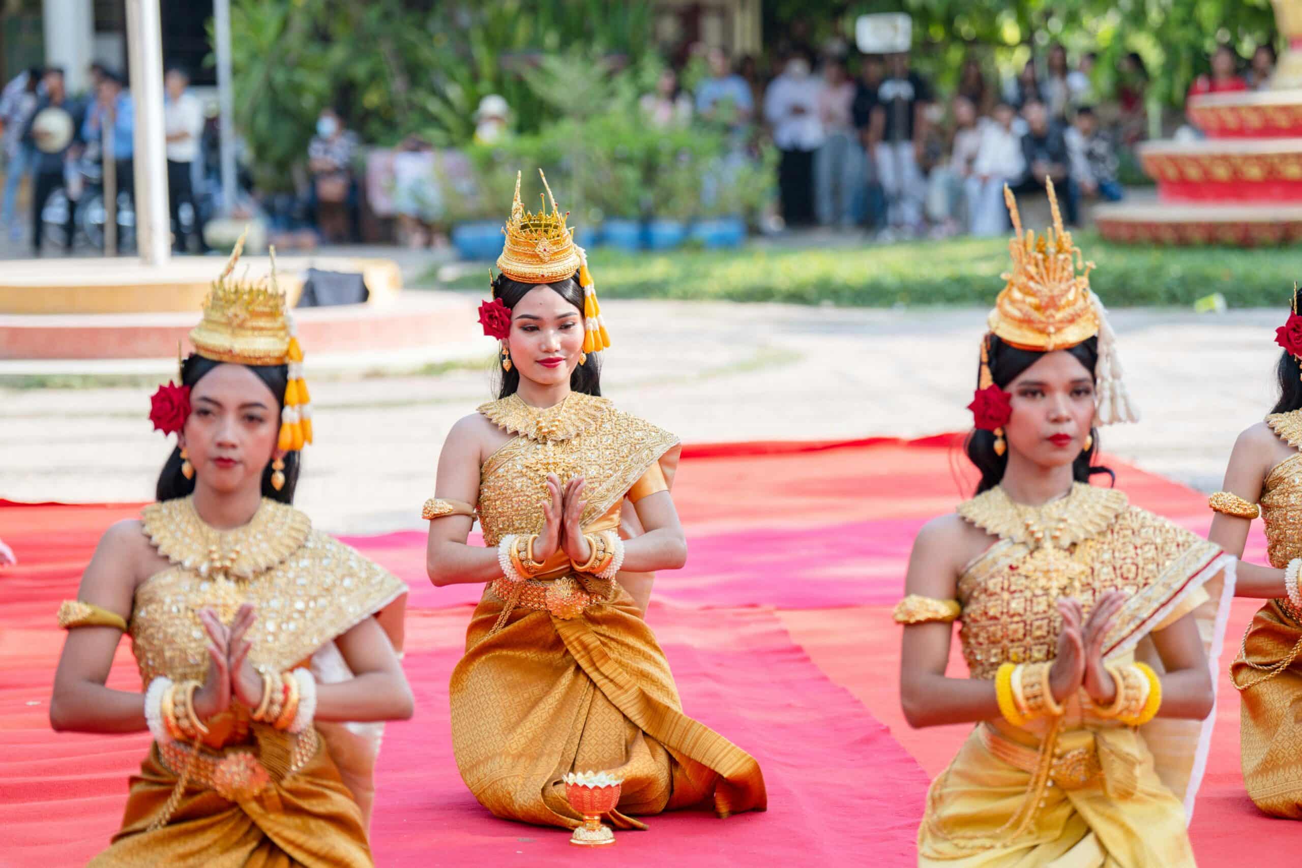http://Danseuses%20en%20costumes%20traditionnels%20khmers%20exécutant%20une%20danse%20culturelle