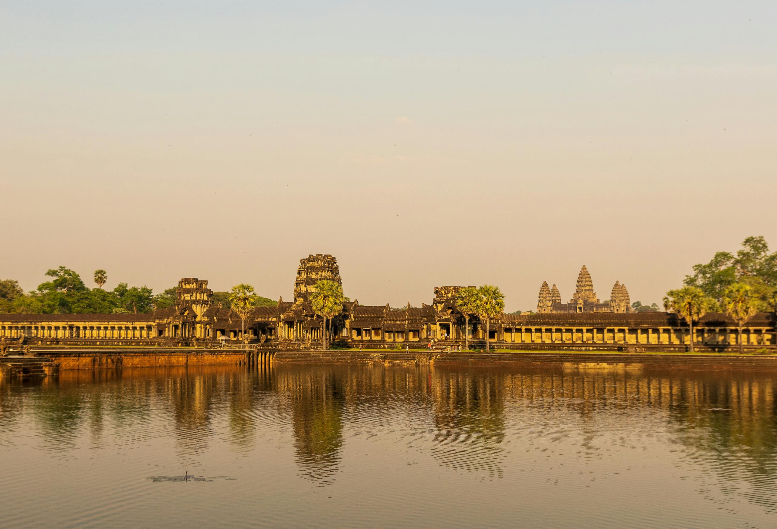 http://Temple%20d’Angkor%20Wat%20se%20reflétant%20dans%20un%20bassin%20au%20coucher%20du%20soleil