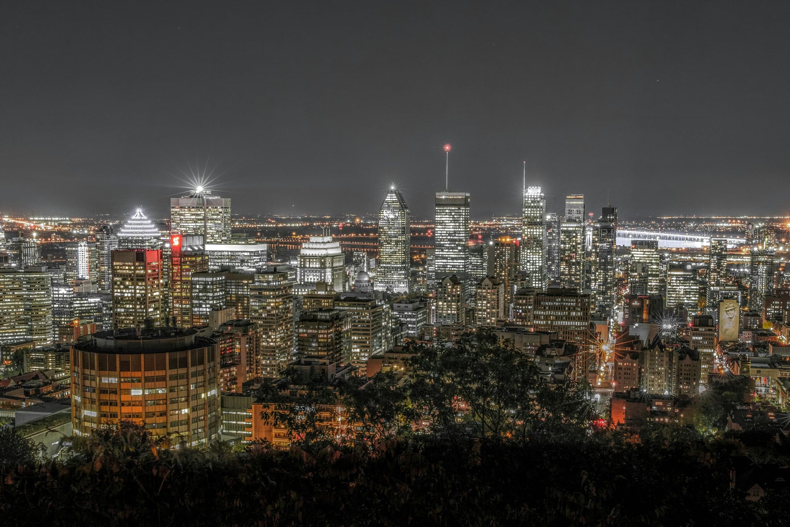 http://Vue%20nocturne%20de%20Montréal%20avec%20gratte-ciel%20illuminés