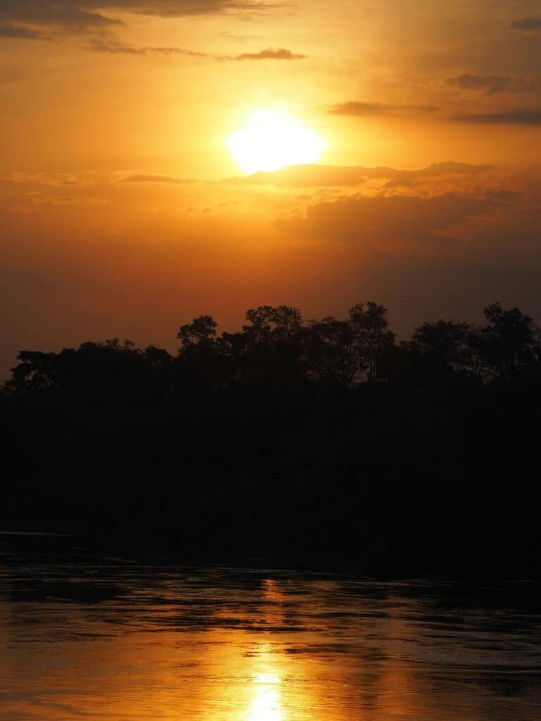 Un coucher de soleil spectaculaire au bord de l’eau.