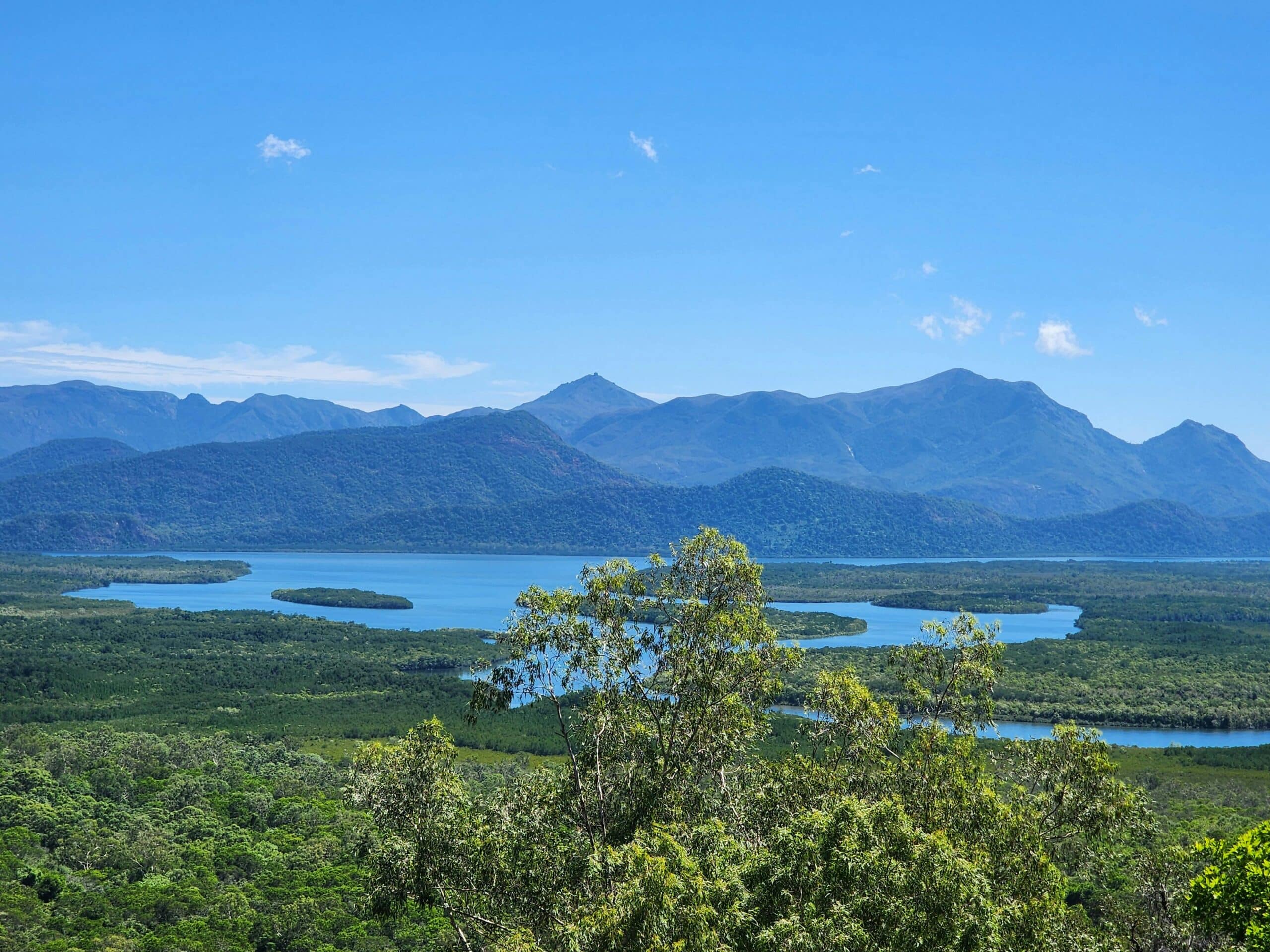 http://Vue%20panoramique%20sur%20une%20mangrove,%20des%20lagunes%20et%20des%20montagnes%20sous%20un%20ciel%20bleu