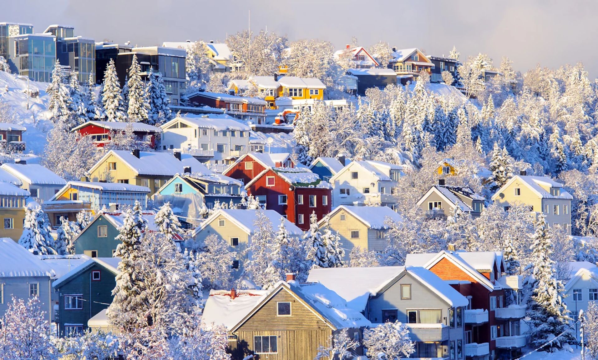 http://Maisons%20colorées%20couvertes%20de%20neige%20dans%20un%20village%20scandinave%20en%20hiver