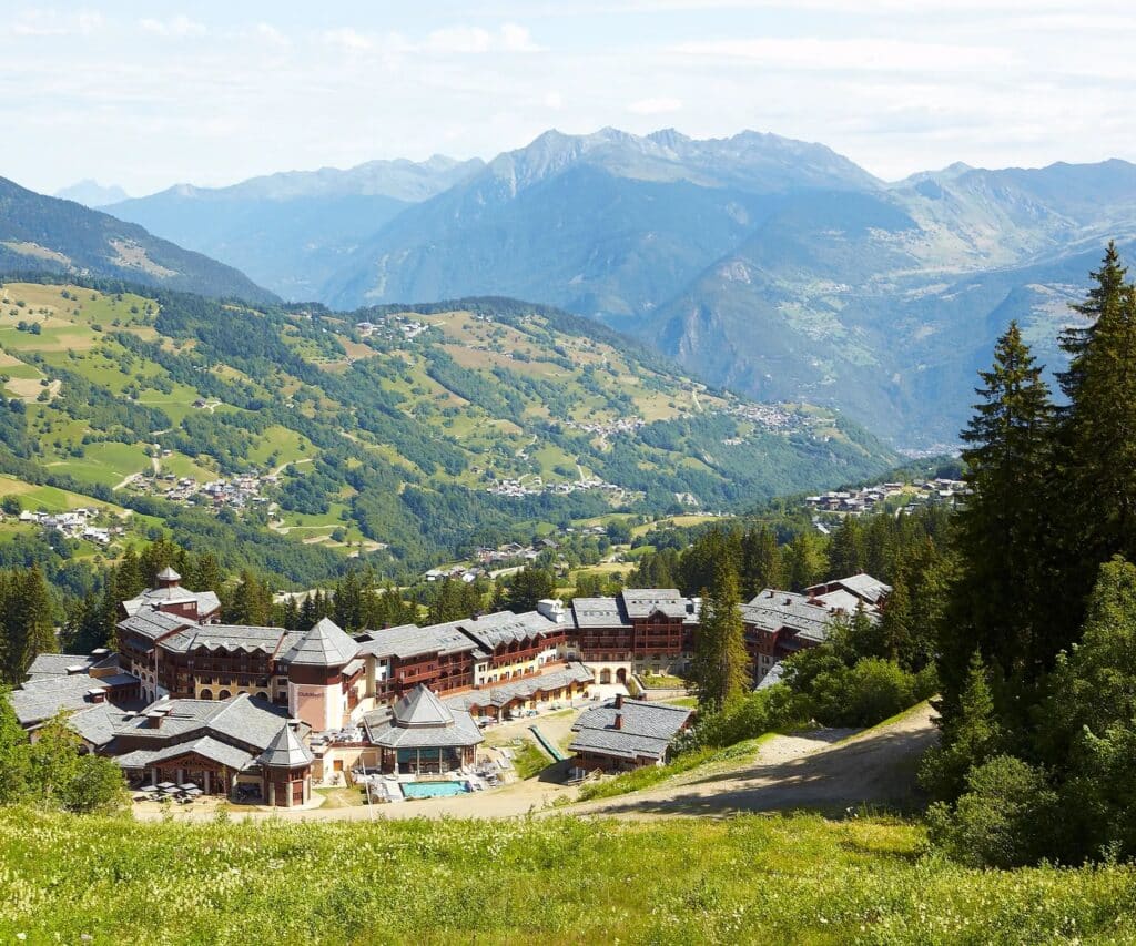 Vue panoramique d’une station de montagne entourée de paysages alpins