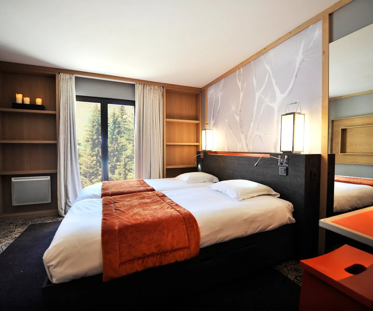 http://Chambre%20double%20chaleureuse%20avec%20lit%20confortable%20et%20vue%20sur%20la%20forêt