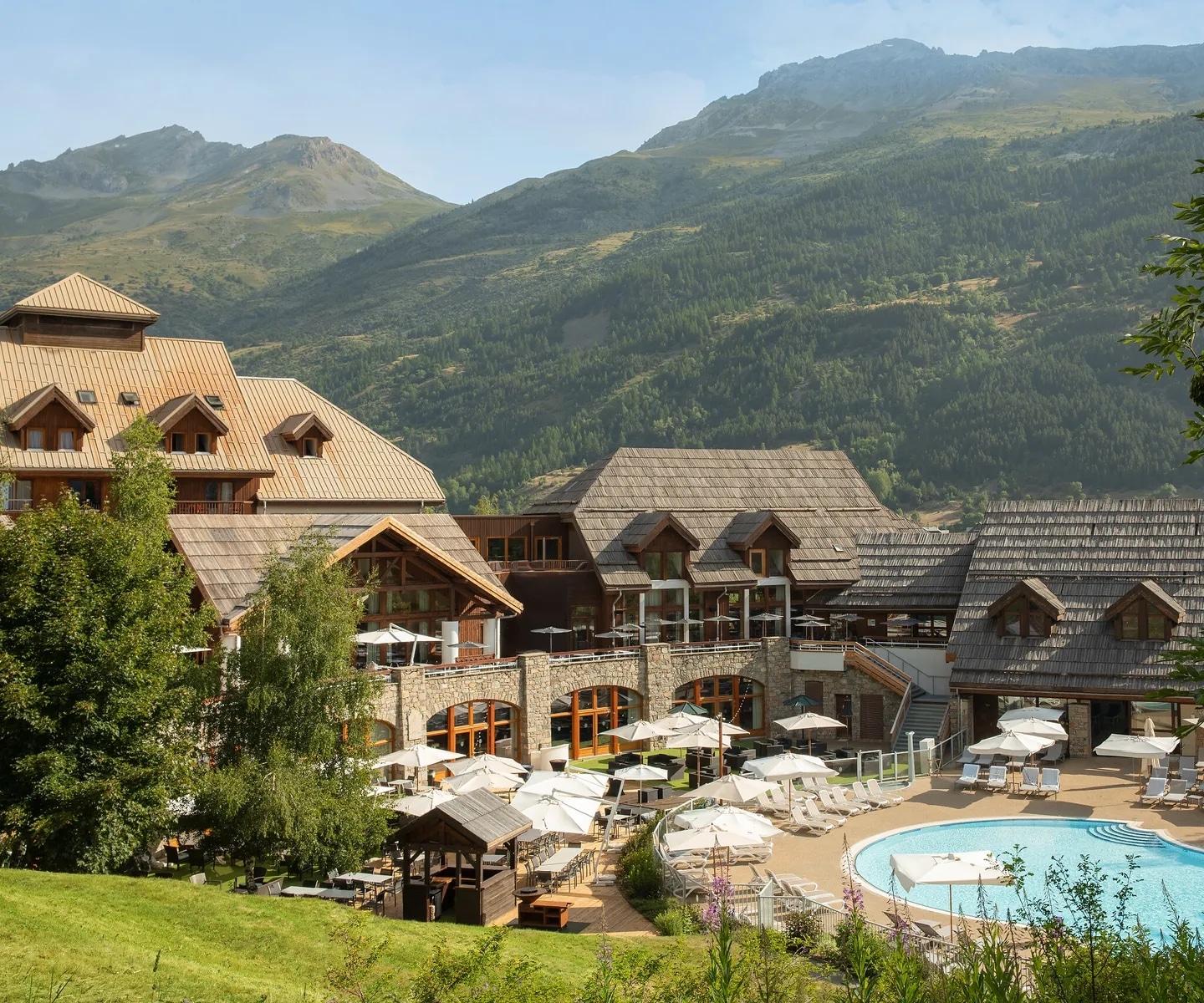 http://Complexe%20hôtelier%20en%20montagne%20avec%20piscine%20extérieure%20et%20vue%20sur%20les%20sommets%20alpins