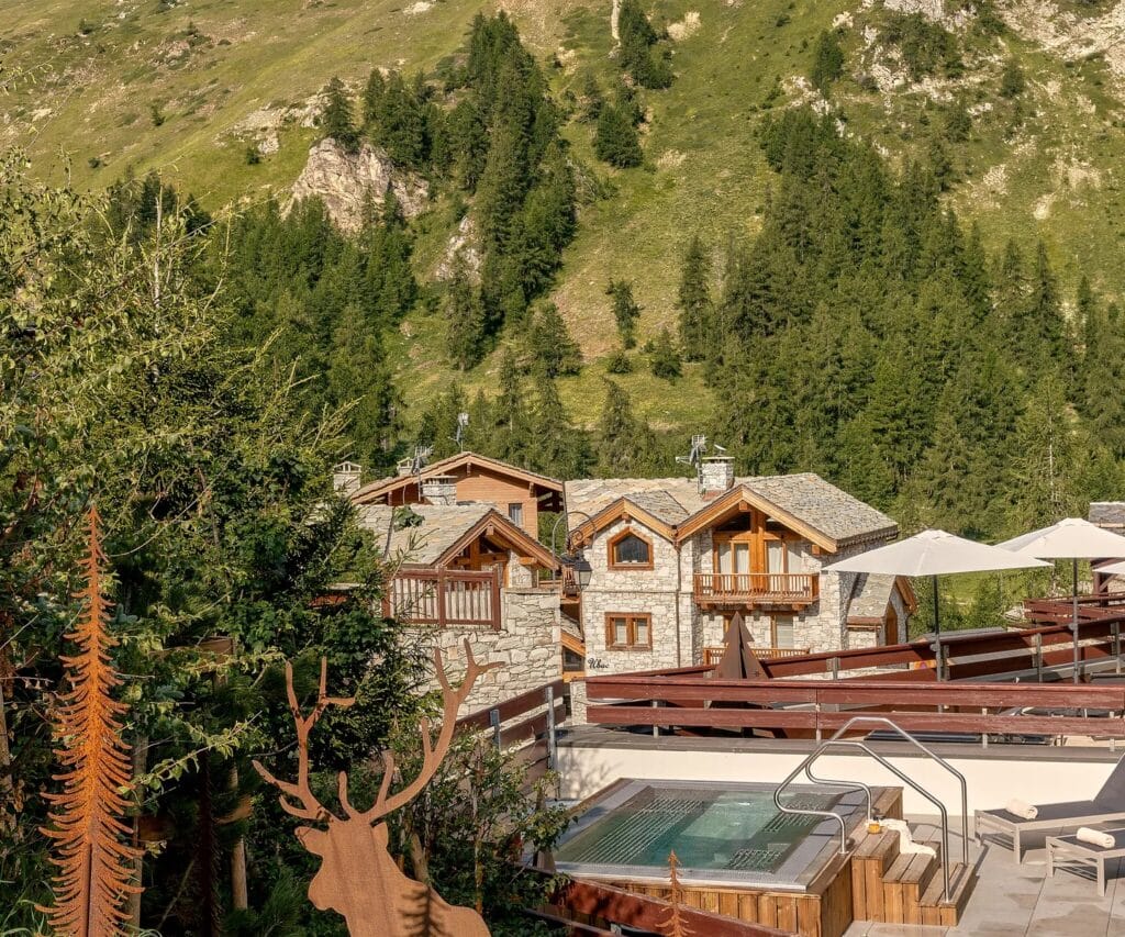 Chalet en pierre avec jacuzzi extérieur et vue sur la montagne