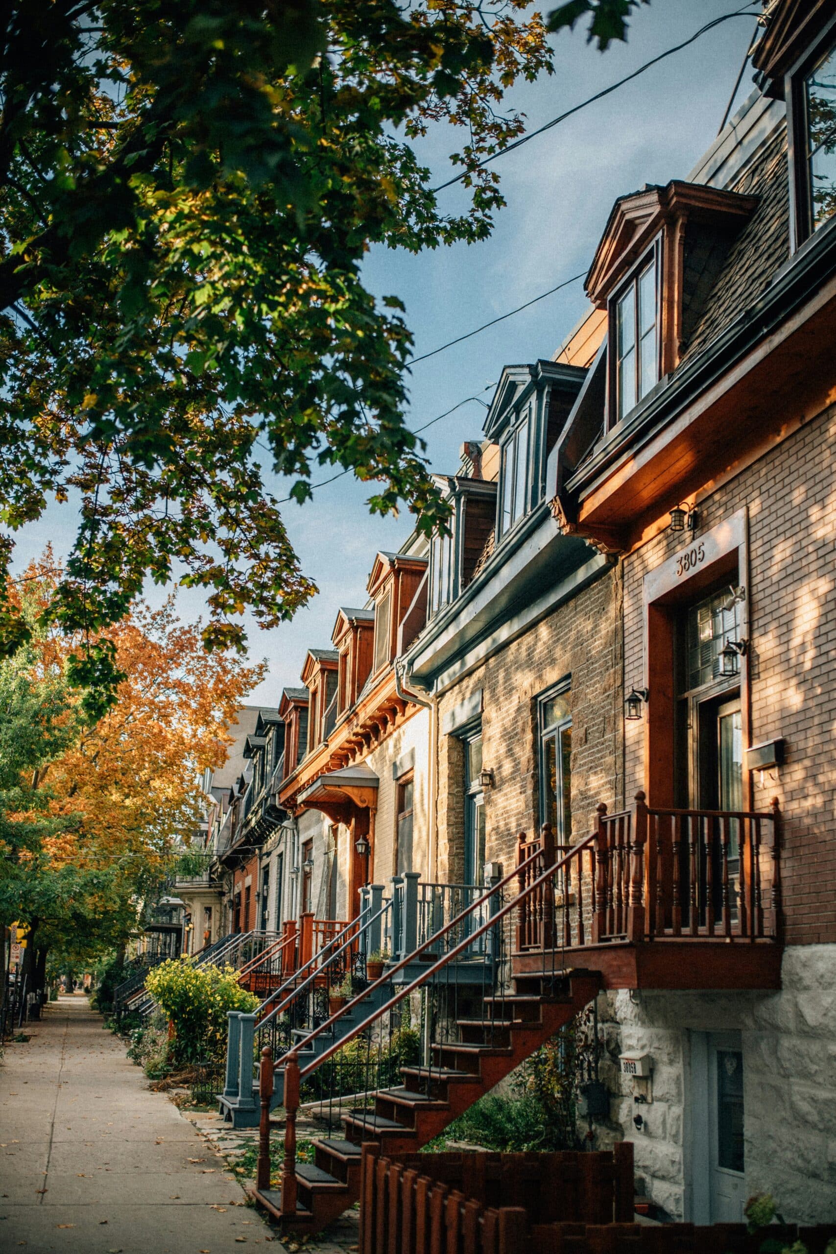 http://Rangée%20de%20maisons%20typiques%20du%20Plateau%20Mont-Royal%20avec%20escaliers%20extérieurs%20et%20arbres%20en%20automne.