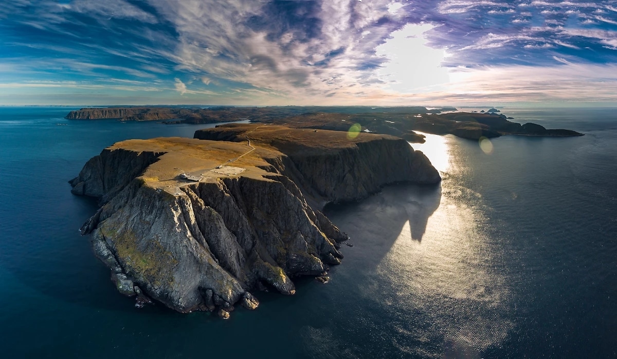 http://Vue%20aérienne%20des%20falaises%20du%20Cap%20Nord%20entourées%20par%20la%20mer%20en%20Norvège