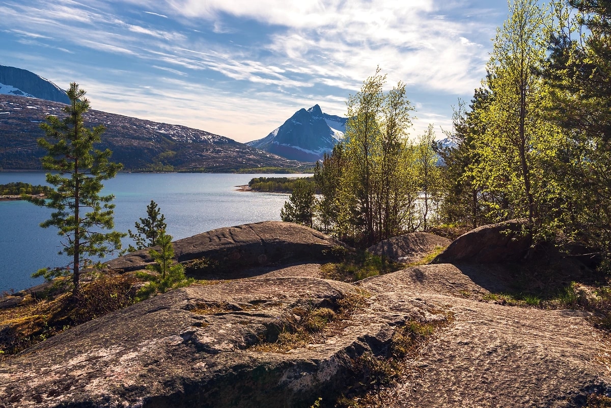 http://Lac%20norvégien%20entouré%20de%20montagnes%20enneigées%20et%20de%20forêts