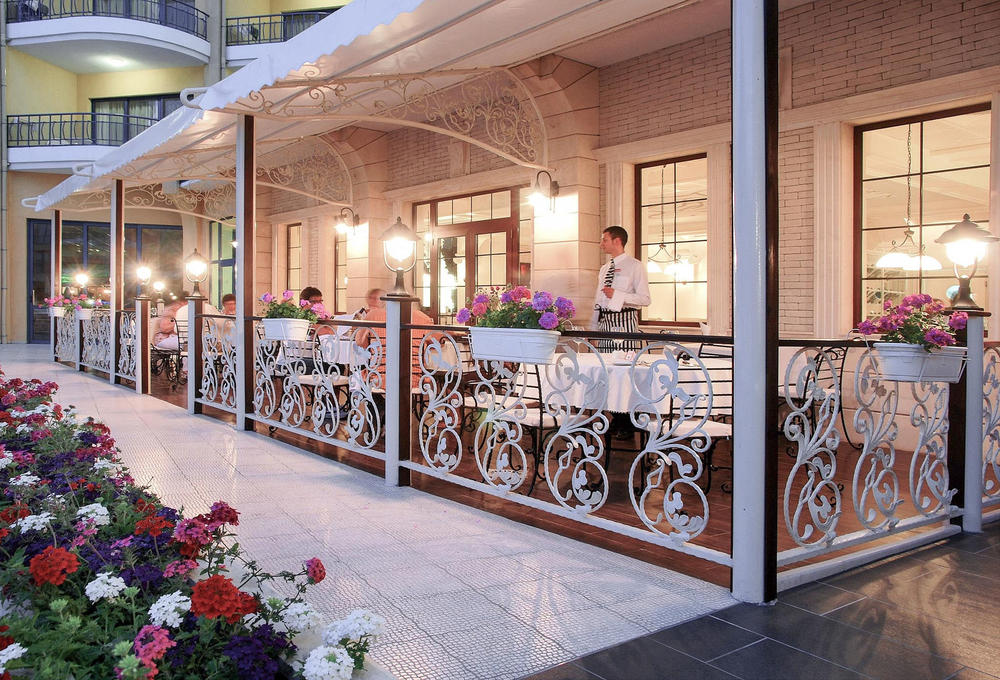 http://Terrasse%20élégante%20d’un%20restaurant%20d’hôtel%20avec%20décoration%20florale