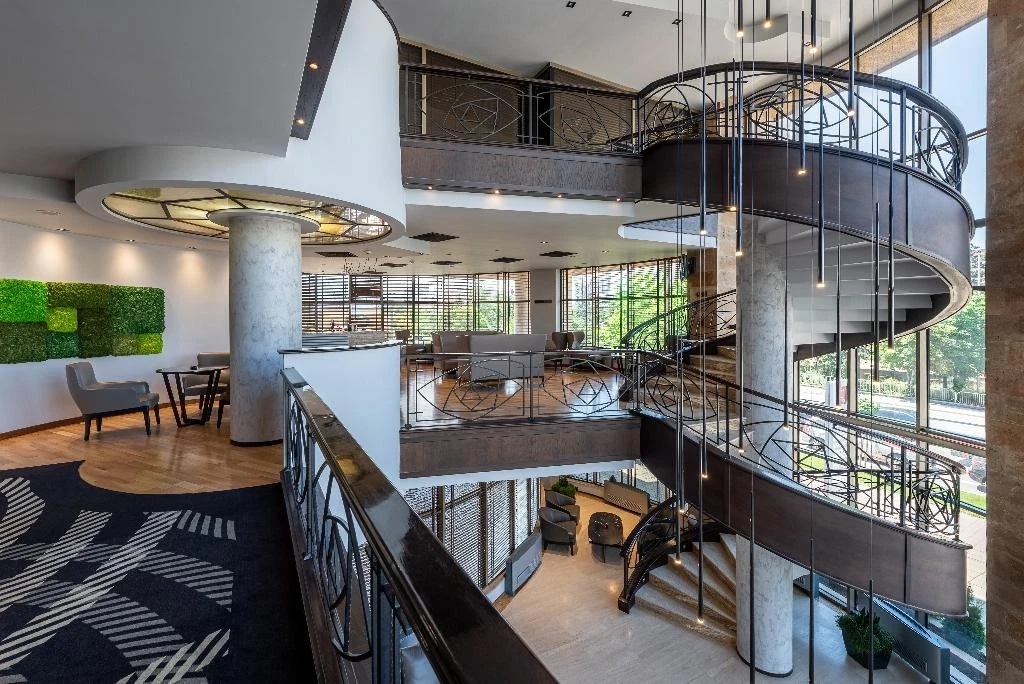 http://Intérieur%20élégant%20d’un%20hôtel%20moderne%20à%20Sofia%20avec%20escalier%20design