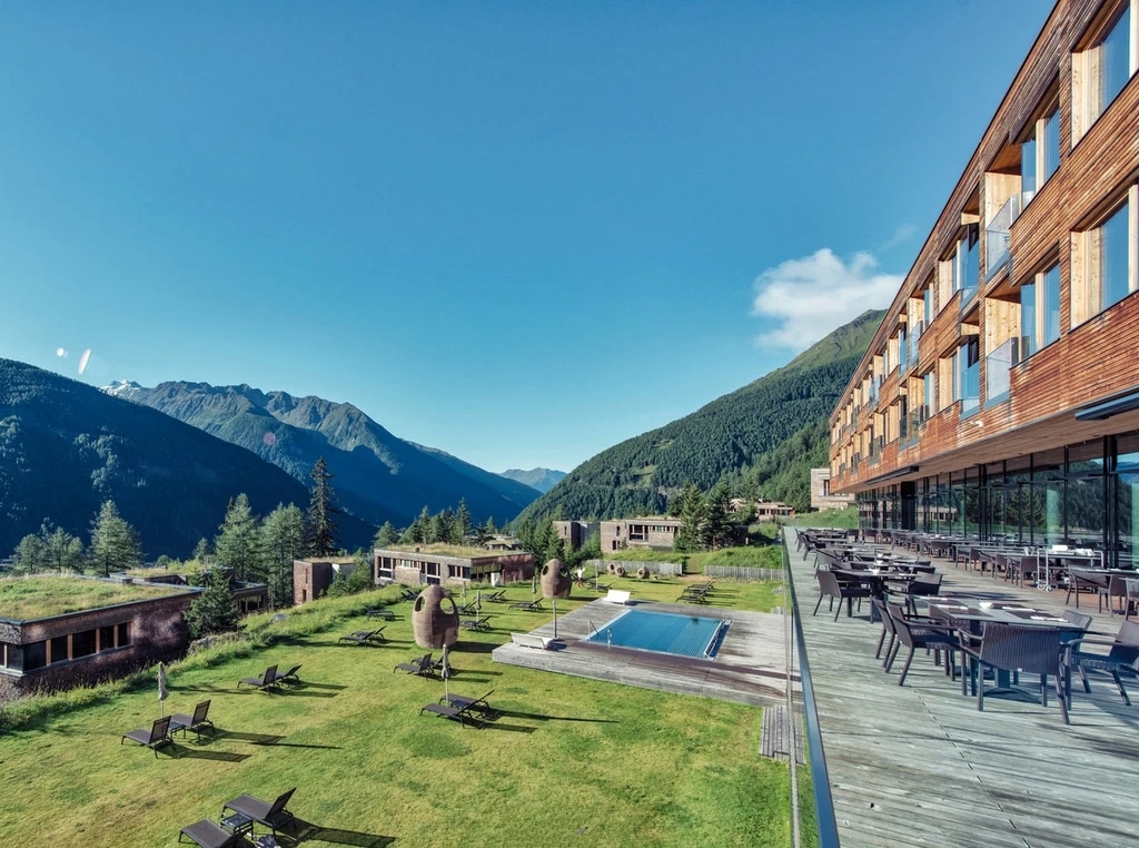 http://Hôtel%20de%20luxe%20avec%20spa%20extérieur%20et%20vue%20panoramique%20sur%20les%20montagnes%20alpines