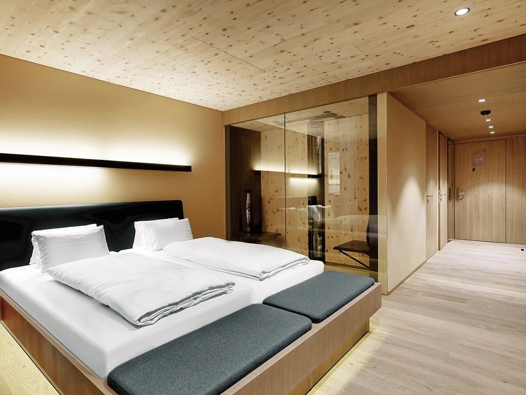 http://Une%20chambre%20chaleureuse%20mêlant%20confort%20et%20design%20contemporain.