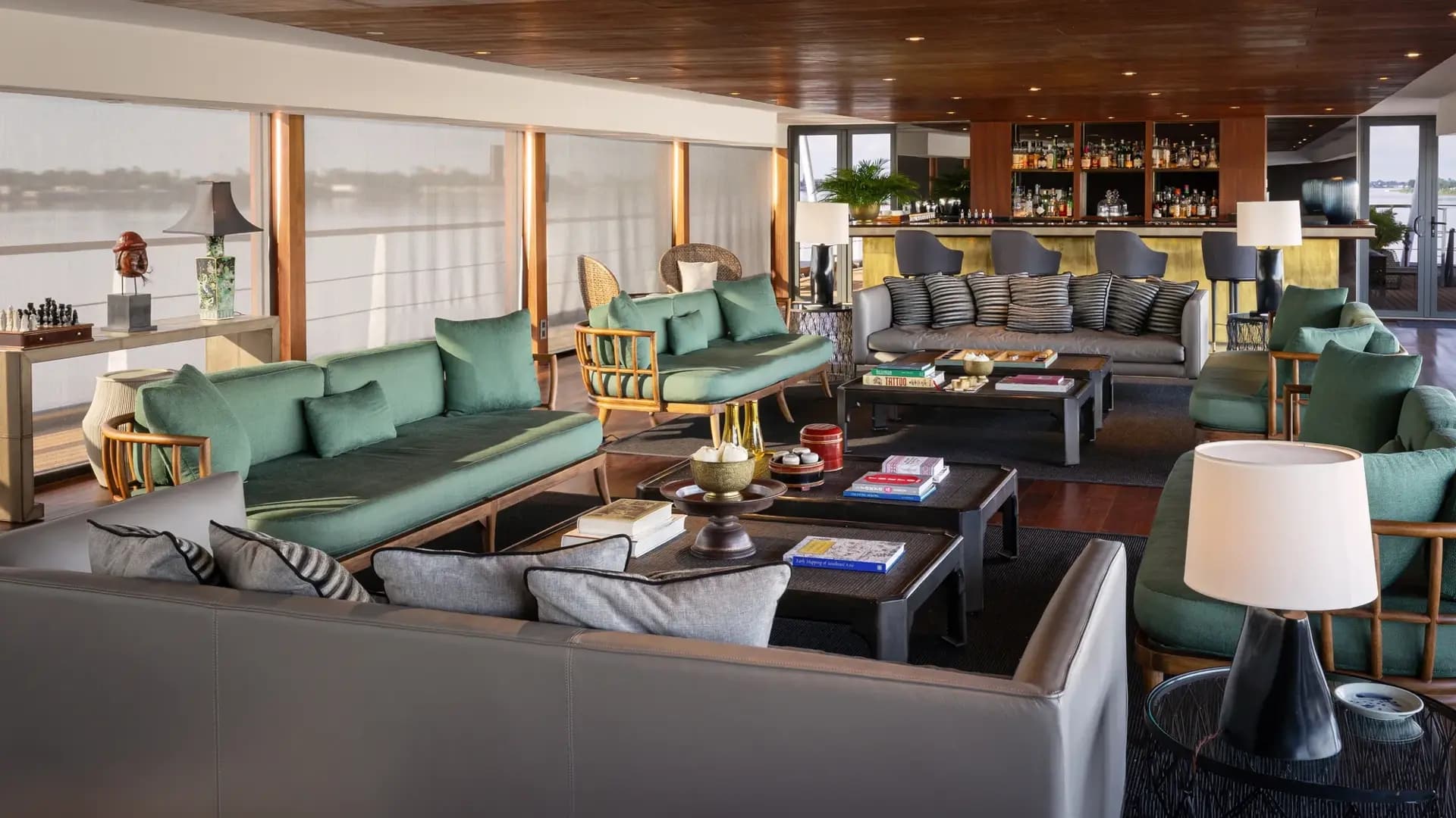 http://Un%20salon%20confortable%20pour%20se%20détendre%20pendant%20la%20croisière.