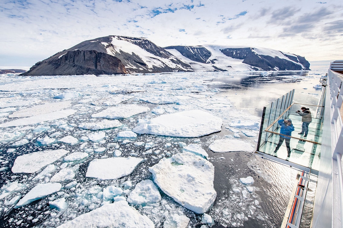 http://Passagers%20observant%20les%20glaciers%20et%20la%20banquise%20depuis%20un%20bateau%20de%20croisière%20en%20Arctique