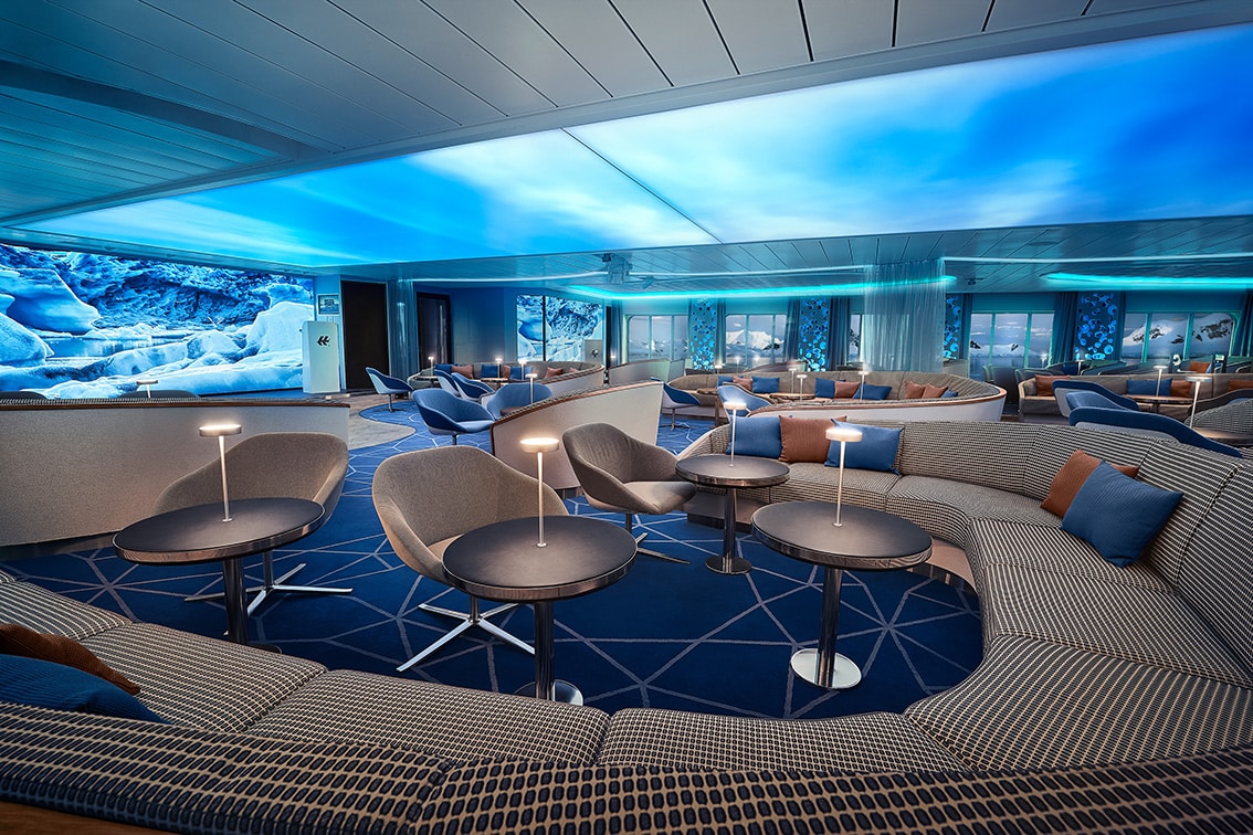 http://Espace%20lounge%20moderne%20et%20panoramique%20à%20bord%20d’un%20navire%20de%20croisière%20d’expédition