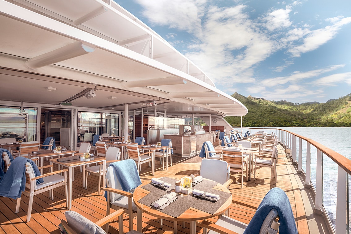http://Terrasse%20de%20restaurant%20en%20plein%20air%20à%20bord%20d’un%20bateau%20de%20croisière%20de%20luxe