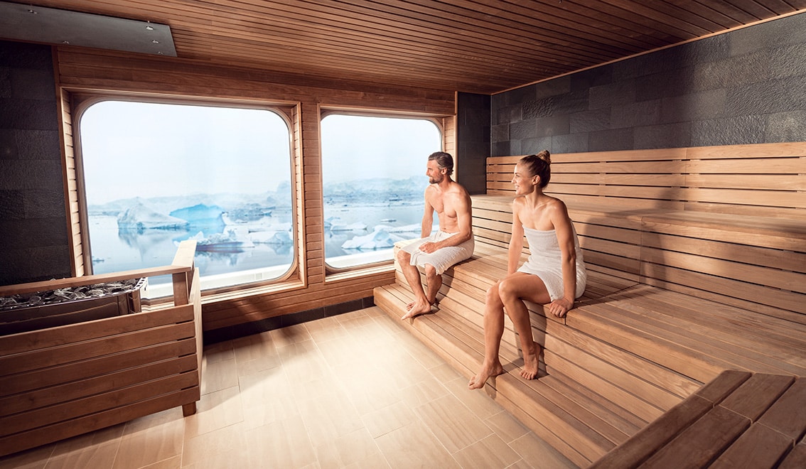 http://Passagers%20profitant%20d’un%20sauna%20panoramique%20avec%20vue%20sur%20les%20glaciers%20arctiques