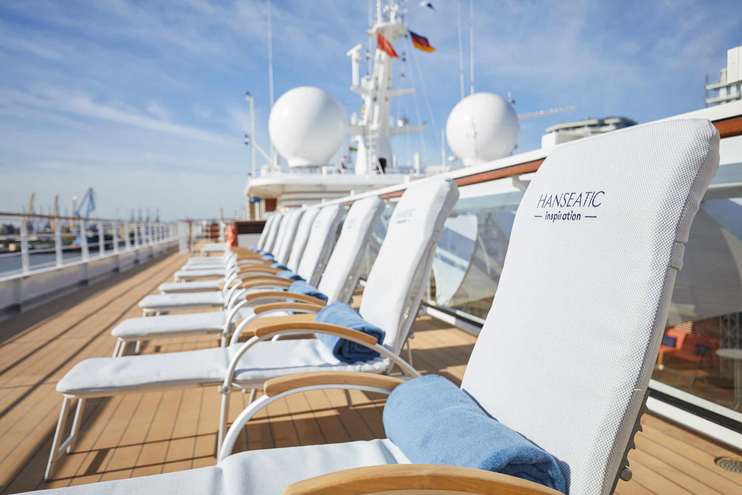http://Chaises%20longues%20sur%20le%20pont%20extérieur%20du%20navire%20HANSEATIC%20inspiration