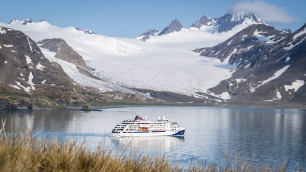 Une croisière d’expédition au cœur des glaciers et montagnes polaires.